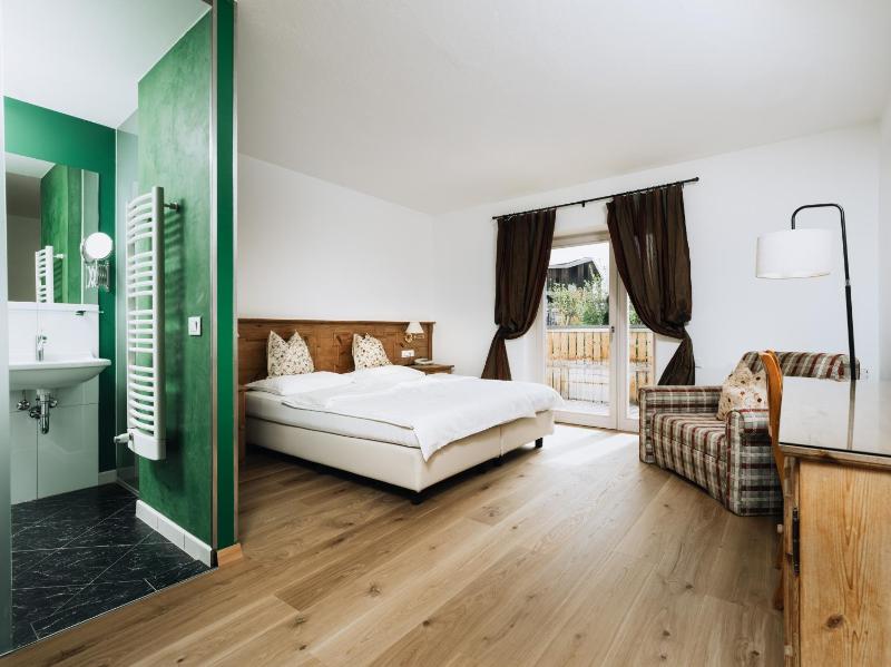 Superior Double Room with Balcony image 3
