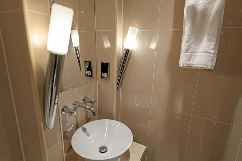 Small Double Room image 3