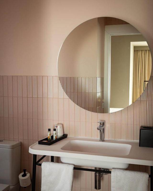Deluxe Double or Twin Room with Pool View image 4