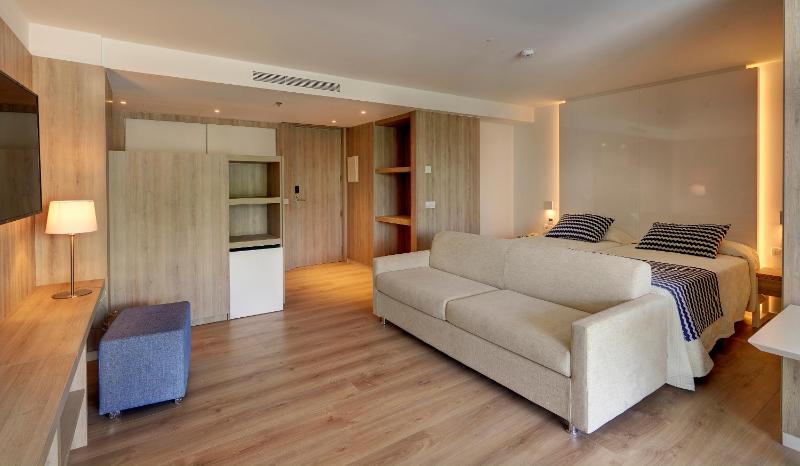 Junior Suite with Pool View image 2