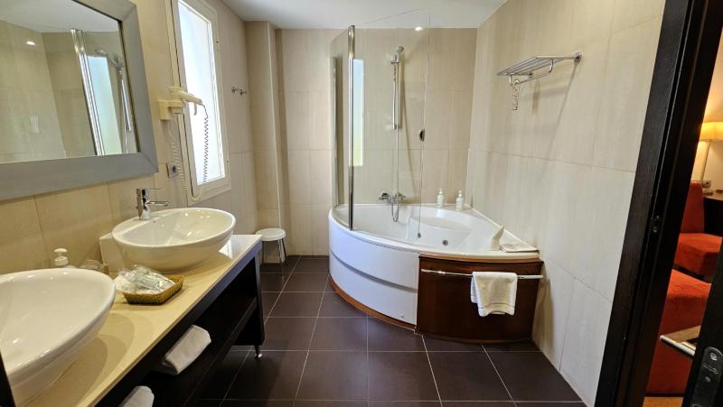 King Suite with Spa Bath image 4