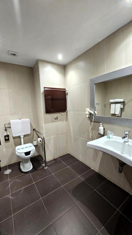 Twin Room with Parking image 4