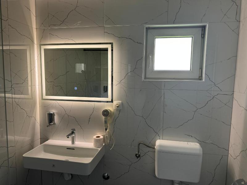 Deluxe Triple Room with Balcony image 3