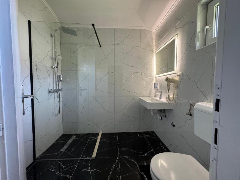 Deluxe Triple Room with Balcony image 2
