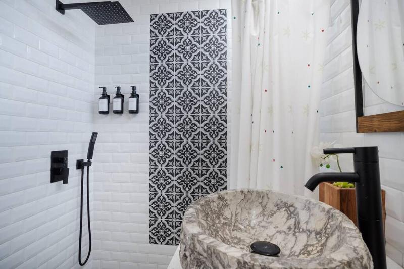 One-Bedroom Apartment image 2
