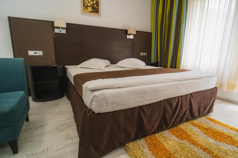Double Room with Balcony image 4