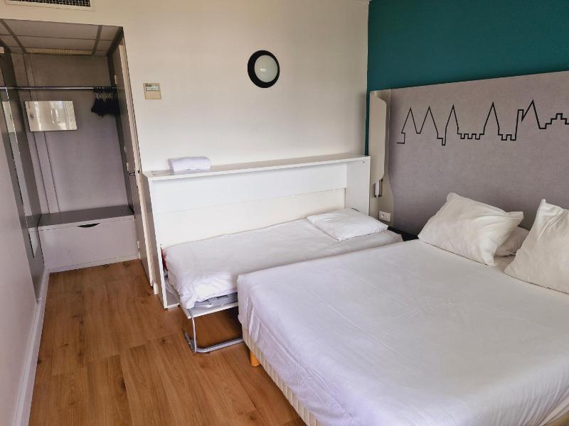 Double Room with Double and Single Bed image 1