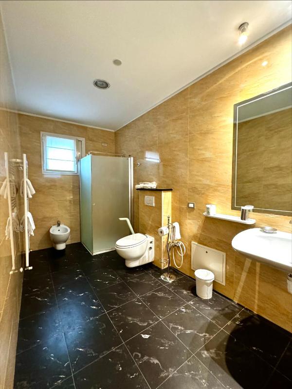 Basic Double or Twin Room image 2