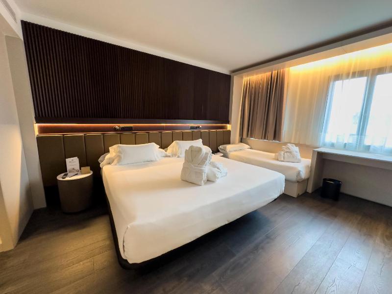 Twin Room with Extra Bed image 1