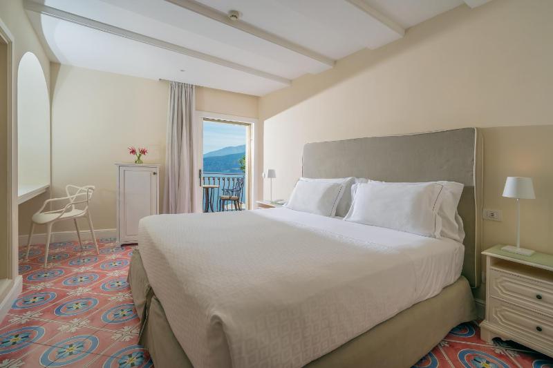 Comfort Double Room with Balcony and Sea View image 4