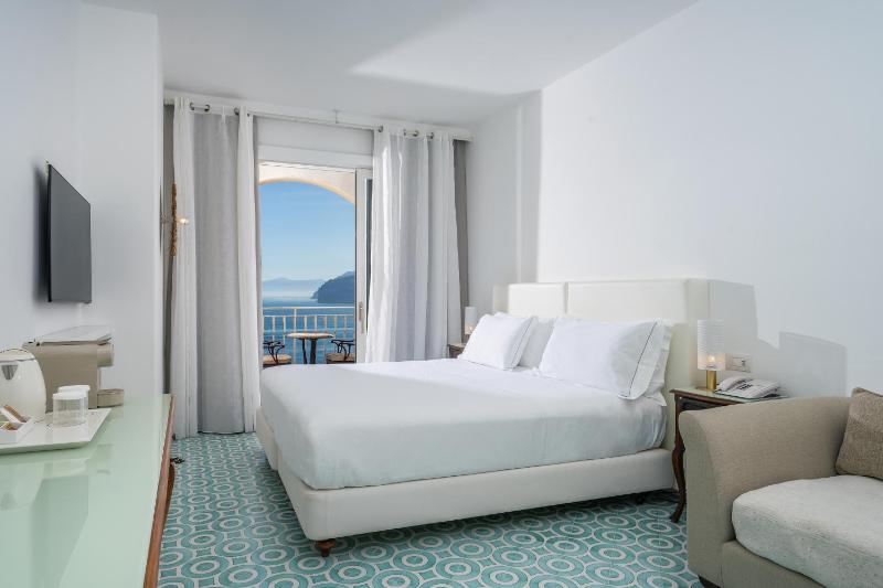 Superior Room with Balcony and Sea View image 1