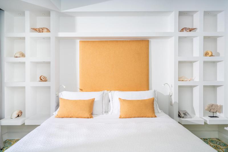 Deluxe Room with Terrace and Sea View image 4