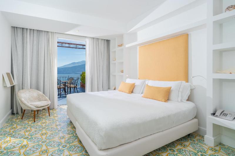 Deluxe Room with Terrace and Sea View image 1
