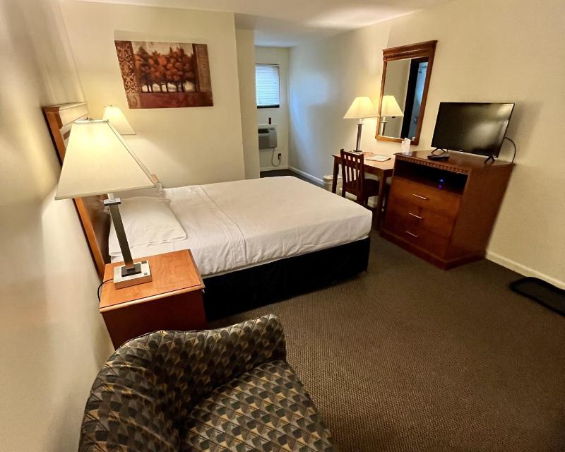 Standard Queen Room image 3