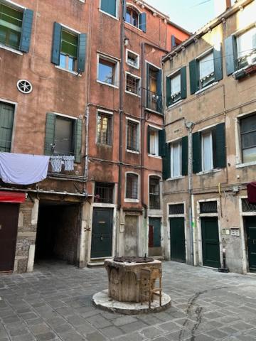 Rialto Three Bedroom Apartment - Split Level image 3
