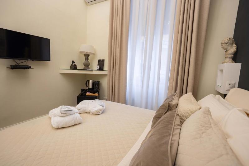 Deluxe Double Room image 4