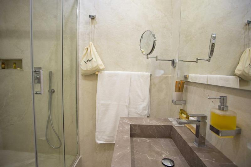 Deluxe Double Room image 3