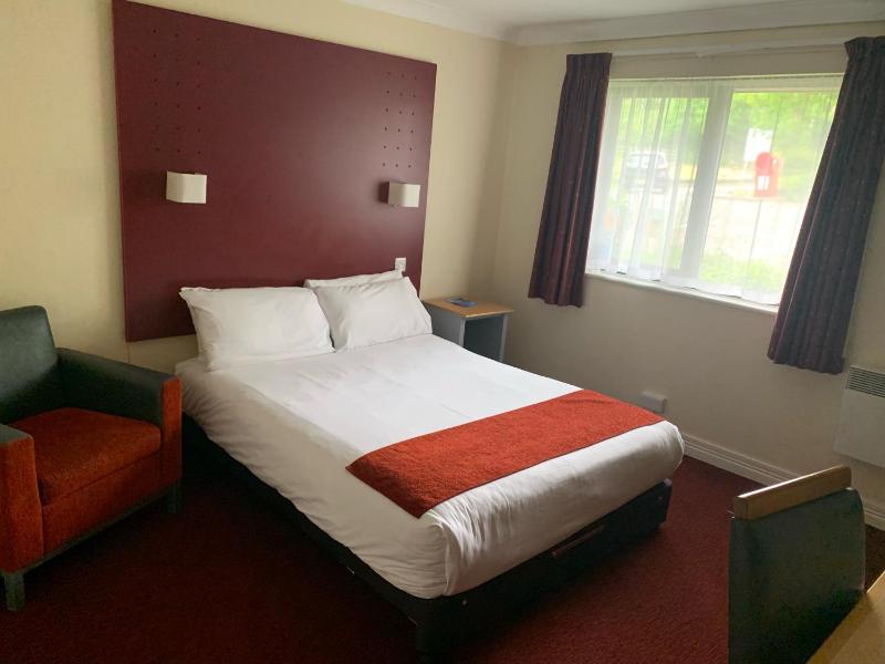 Twin Room with Two Single Beds - Mobility Accessible/Non-Smoking image 3
