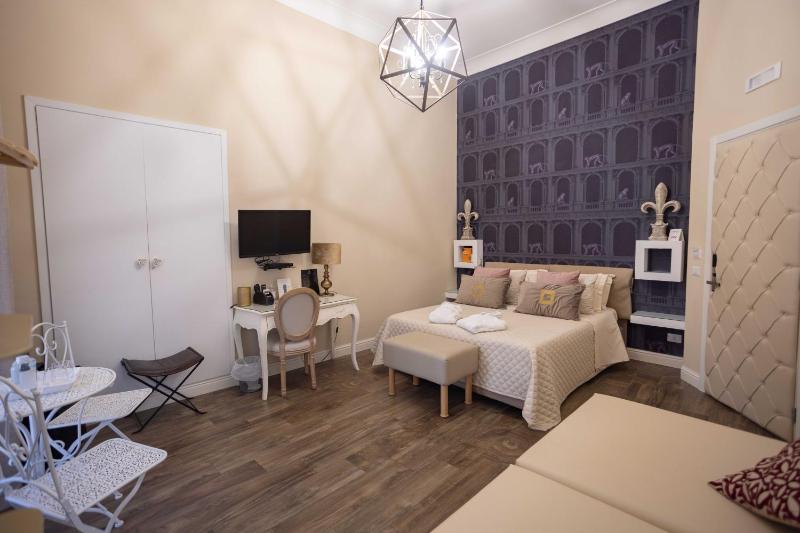 Luxury Triple Room image 3