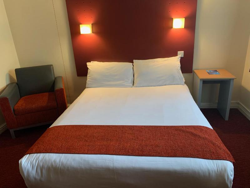 Twin Room with Two Single Beds - Mobility Accessible/Non-Smoking image 4