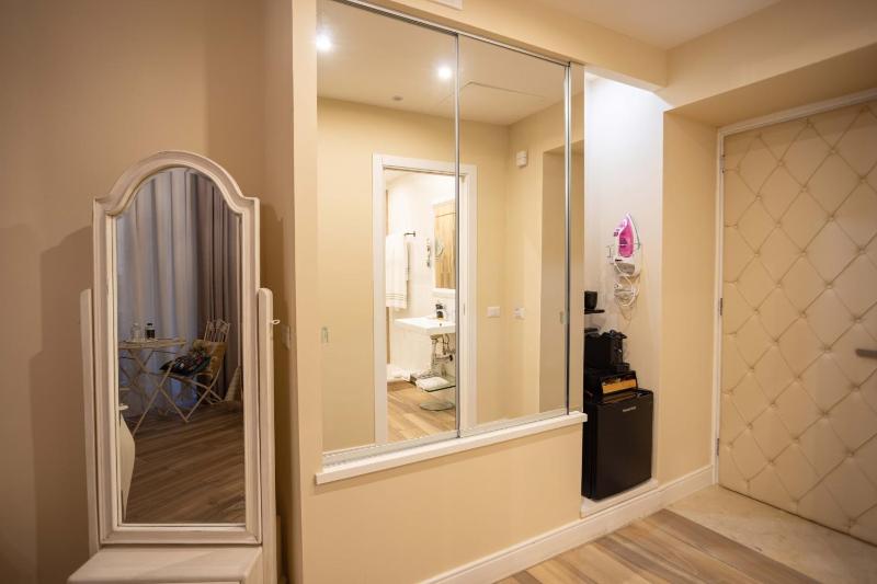 Deluxe Double or Twin Room with Balcony image 4