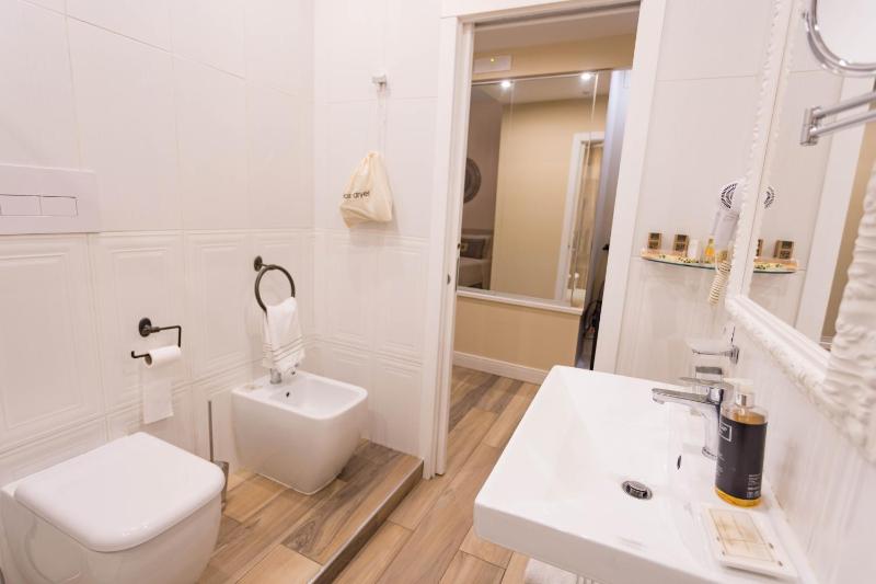 Deluxe Double or Twin Room with Balcony image 3