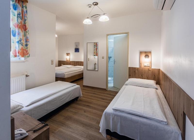 Quadruple Room image 4