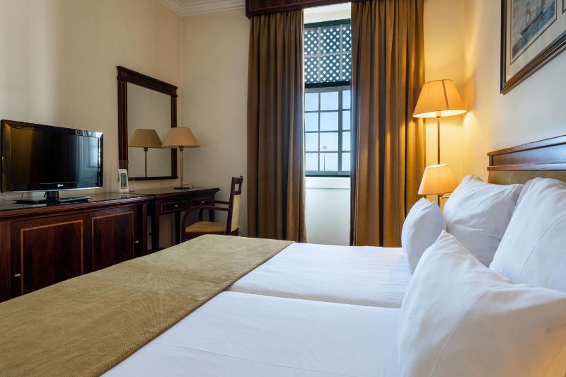 Twin Room image 4