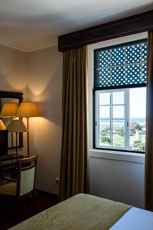 Twin Room (2 Adults + 1 Child) image 3