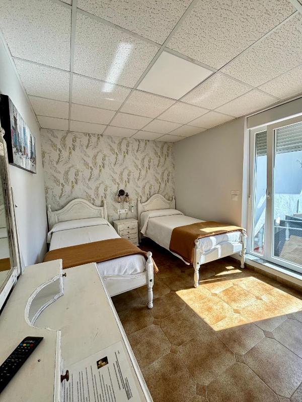 Twin Room image 4