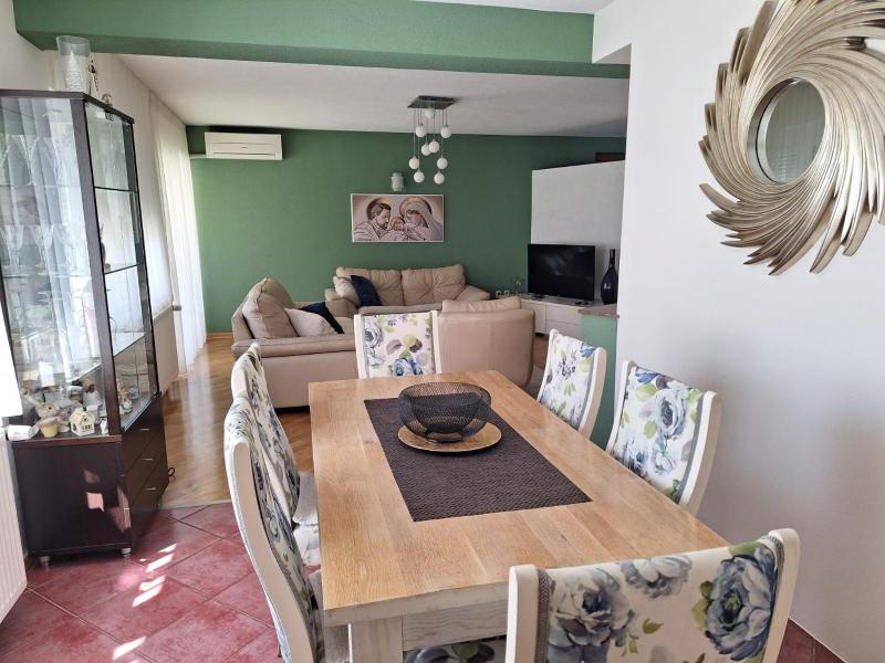 Three-Bedroom Deluxe Apartment image 4