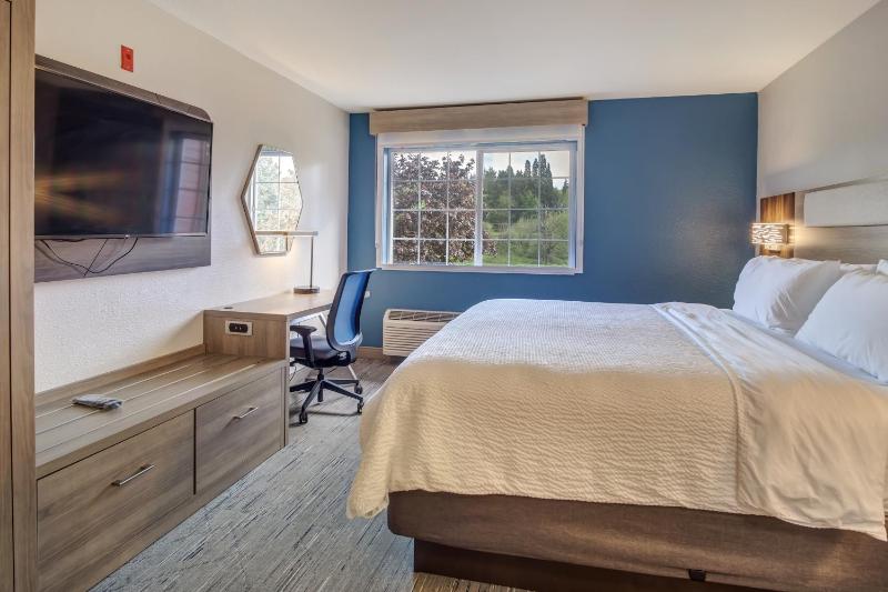 Standard King Room image 4