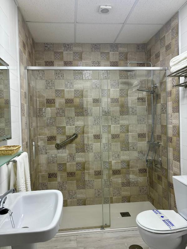 Twin Room image 3