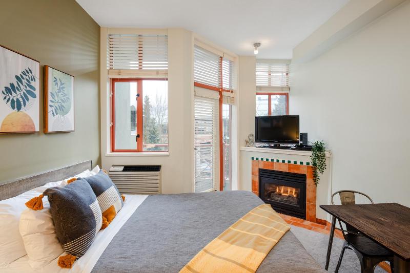 Studio in Alpenglow Lodge Private Balcony with Mountain Views Gym Epic Location - image 1