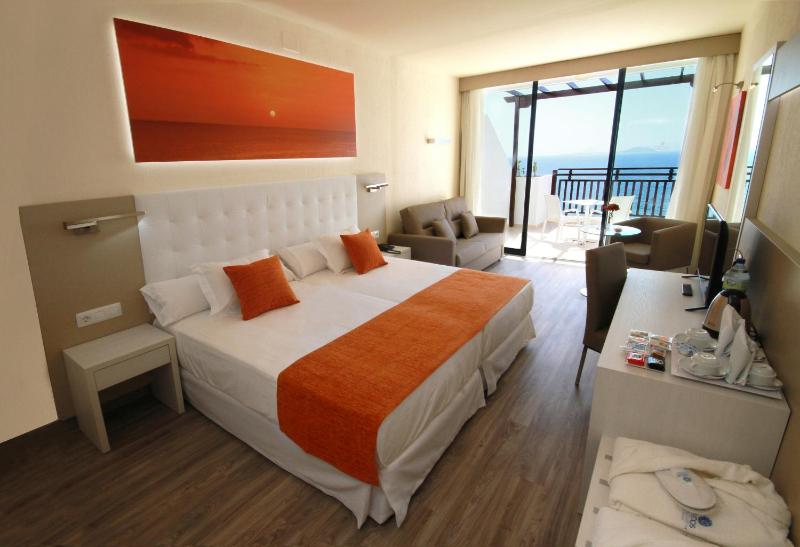 Deluxe Double or Twin Room image 1