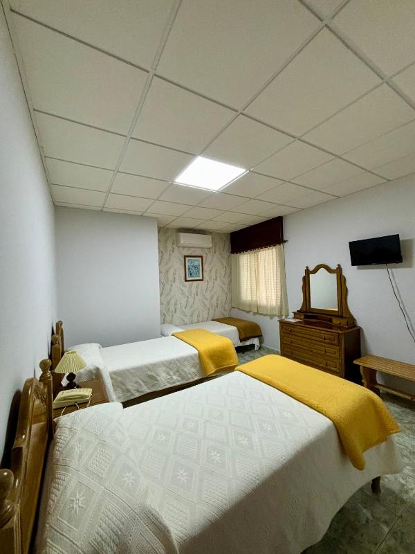 Basic Triple Room image 3