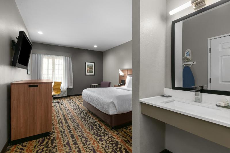 King Room with Bath Tub - Mobility Accessible/Non-Smoking image 2