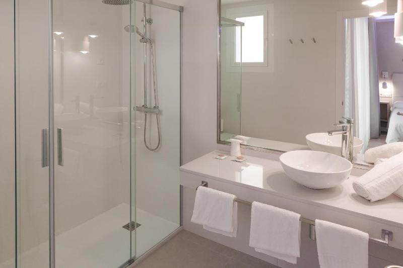 Comfort Triple Room with Shower image 1