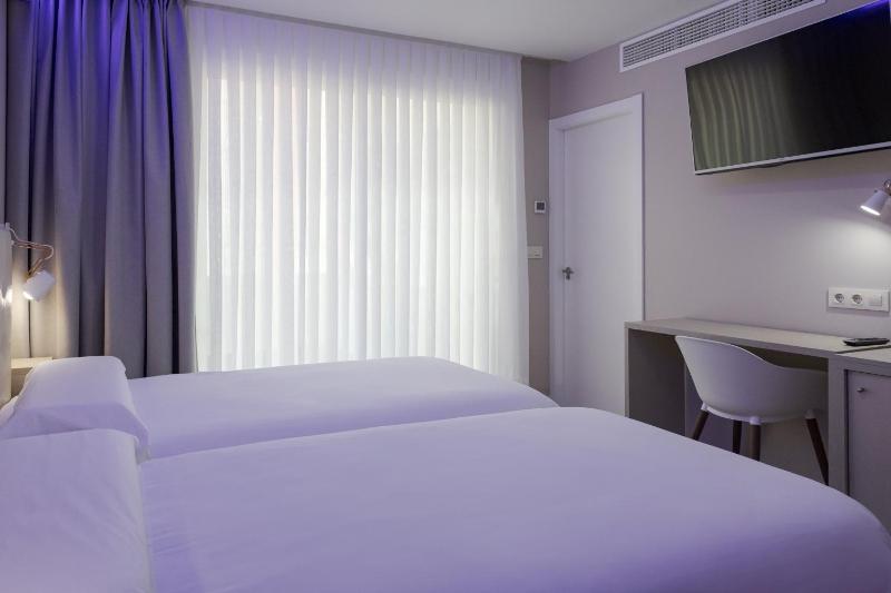 Comfort Triple Room with Shower image 4