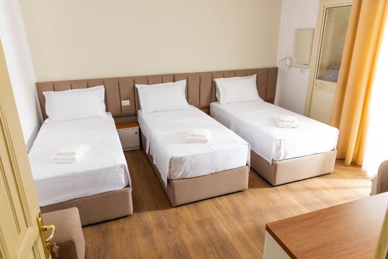 Superior Triple Room image 4
