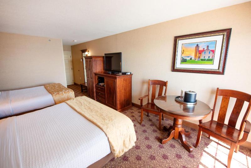 Queen Room with Two Queen Beds and Lake View image 3
