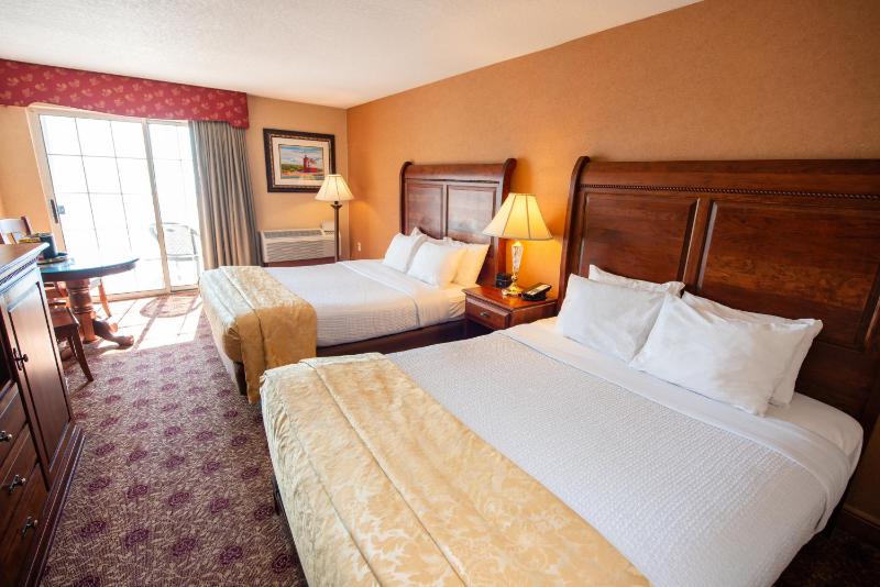 Queen Room with Two Queen Beds and Lake View image 4