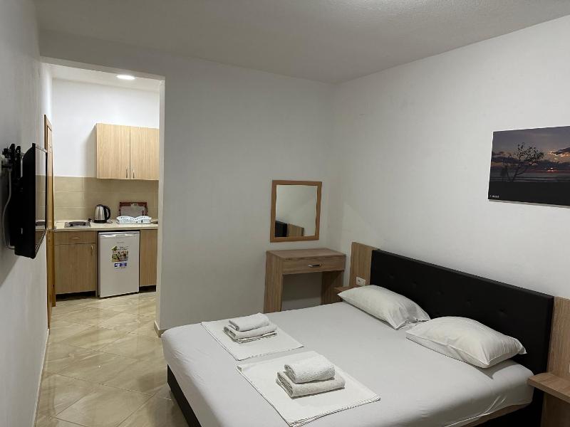 Studio with Balcony image 3