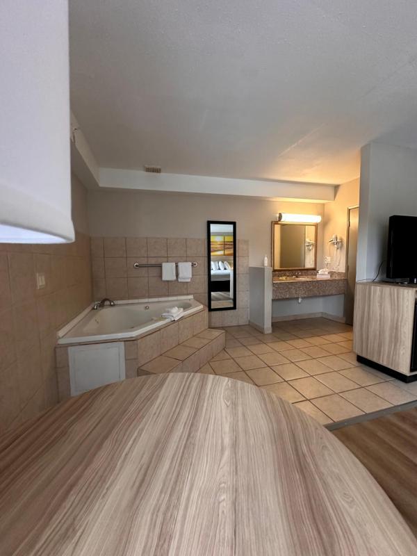Suite with Hot Tub image 4