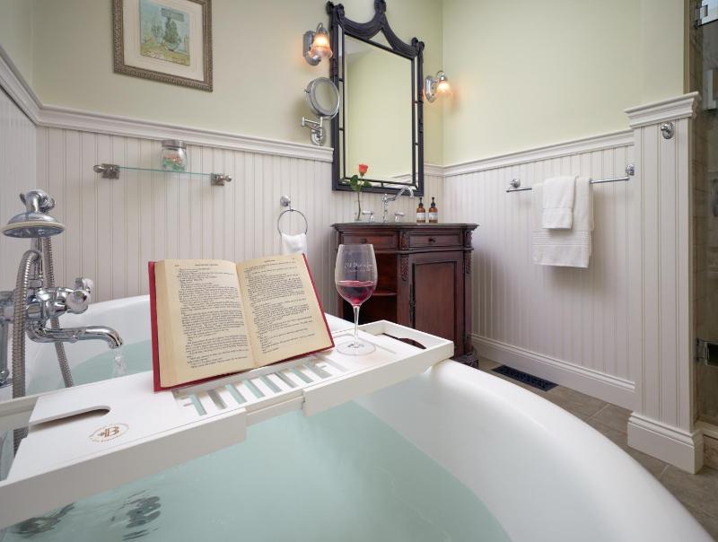 Superior King Room image 3