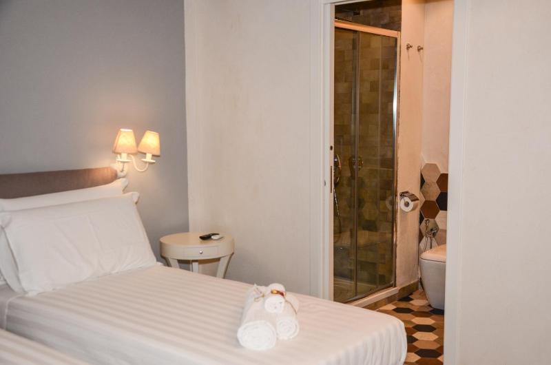 Standard Twin Room image 3