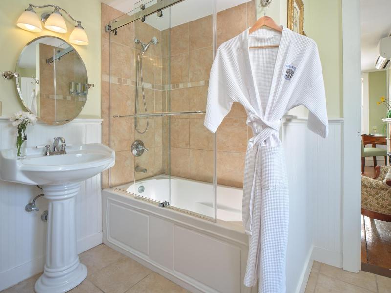 Deluxe King Room image 2