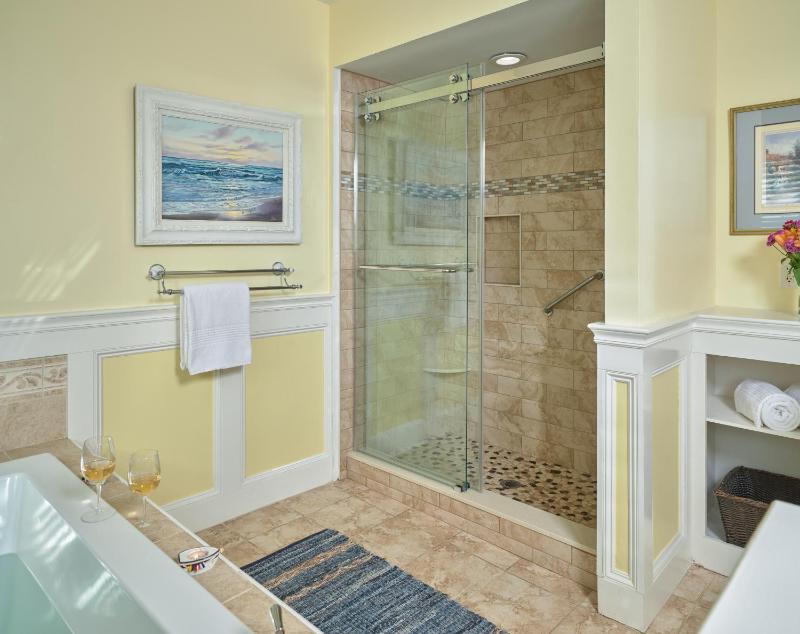 Deluxe King Suite image 3
