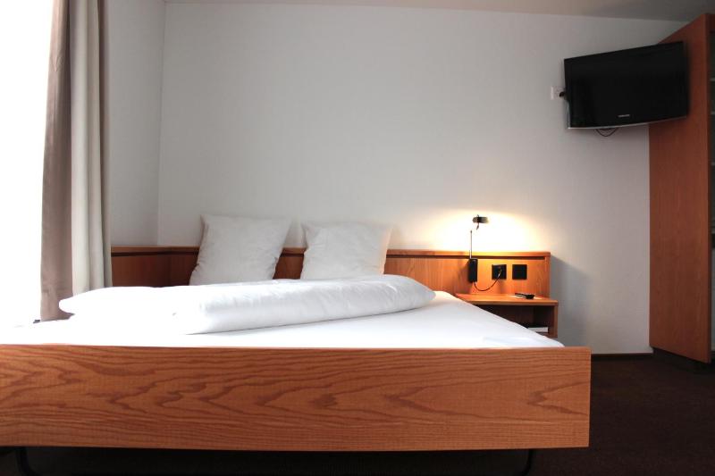 Classic Double Room image 4
