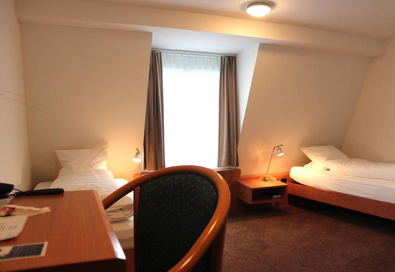 Classic Twin Room image 4